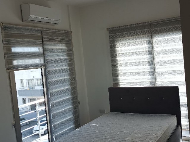 2+1 möblierte, große und geräumige Wohnungen mit Klimaanlage in perfekter Lage in Yenikent, ganz in der Nähe von Bushaltestellen und Märkten.