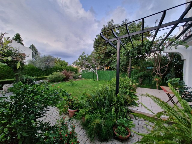 اجاره ویلای خیره کننده با باغ، 170 متر مربع بزرگ (3+1) با استخر مشترک در یک سایت خصوصی با باغ در یک موقعیت عالی در فاصله پیاده روی تا گیرن