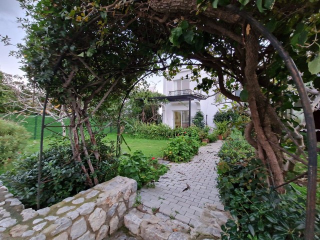 ATEMBERAUBENDE VILLA ZU VERMIETEN, MIT GARTEN, GERÄUMIG 170 M2 (3+1) MIT GEMEINSCHAFTSSCHWIMMBAD AUF EINEM PRIVATEN GRUNDSTÜCK MIT GARTEN, IN PERFEKTER LAGE, GAU IN GIRNE fußläufig erreichbar