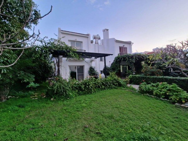 ATEMBERAUBENDE VILLA ZU VERMIETEN, MIT GARTEN, GERÄUMIG 170 M2 (3+1) MIT GEMEINSCHAFTSSCHWIMMBAD AUF EINEM PRIVATEN GRUNDSTÜCK MIT GARTEN, IN PERFEKTER LAGE, GAU IN GIRNE fußläufig erreichbar