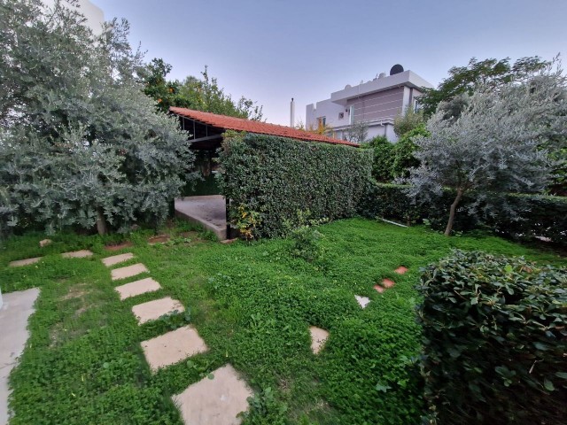 ATEMBERAUBENDE VILLA ZU VERMIETEN, MIT GARTEN, GERÄUMIG 170 M2 (3+1) MIT GEMEINSCHAFTSSCHWIMMBAD AUF EINEM PRIVATEN GRUNDSTÜCK MIT GARTEN, IN PERFEKTER LAGE, GAU IN GIRNE fußläufig erreichbar