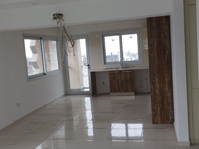 130 M2 SPACIOUS AND SPACIOUS FLAT FOR SALE IN A PERFECT LOCATION IN KYRENIA, THE MOST BEAUTIFUL CITY OF CYPRUS, WITH SEA AND MOUNTAIN VIEWS, COMMERCIAL PERMIT, ELEVATOR AND CLOSED PARKING PARKING.