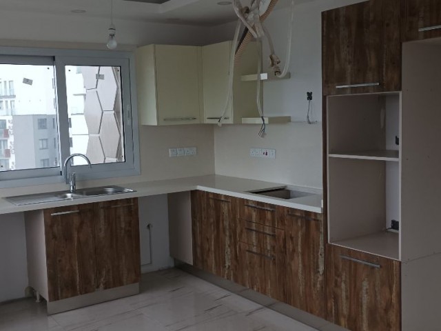 130 M2 SPACIOUS AND SPACIOUS FLAT FOR SALE IN A PERFECT LOCATION IN KYRENIA, THE MOST BEAUTIFUL CITY OF CYPRUS, WITH SEA AND MOUNTAIN VIEWS, COMMERCIAL PERMIT, ELEVATOR AND CLOSED PARKING PARKING.