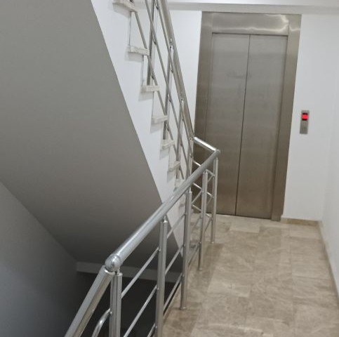 130 M2 SPACIOUS AND SPACIOUS FLAT FOR SALE IN A PERFECT LOCATION IN KYRENIA, THE MOST BEAUTIFUL CITY OF CYPRUS, WITH SEA AND MOUNTAIN VIEWS, COMMERCIAL PERMIT, ELEVATOR AND CLOSED PARKING PARKING.