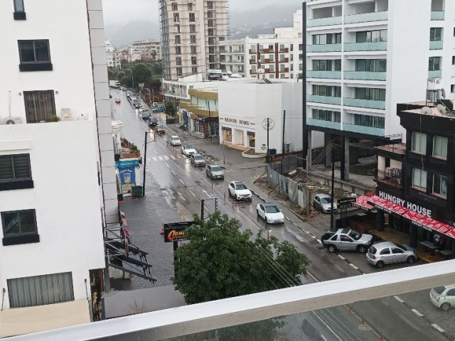 130 M2 SPACIOUS AND SPACIOUS FLAT FOR SALE IN A PERFECT LOCATION IN KYRENIA, THE MOST BEAUTIFUL CITY OF CYPRUS, WITH SEA AND MOUNTAIN VIEWS, COMMERCIAL PERMIT, ELEVATOR AND CLOSED 