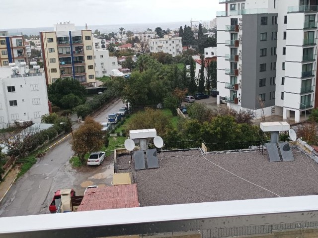 130 m2 große und geräumige Wohnung zum Verkauf in perfekter Lage in Kyrenia, der schönsten Stadt Zyperns, mit Meer- und Bergblick, Gewerbeerlaubnis, Aufzug und geschlossenem Parkplatz.