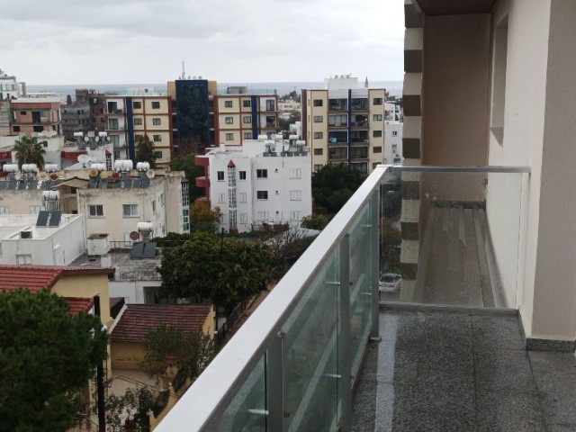 130 m2 große und geräumige Wohnung zum Verkauf in perfekter Lage in Kyrenia, der schönsten Stadt Zyperns, mit Meer- und Bergblick, Gewerbeerlaubnis, Aufzug und geschlossenem Parkplatz.