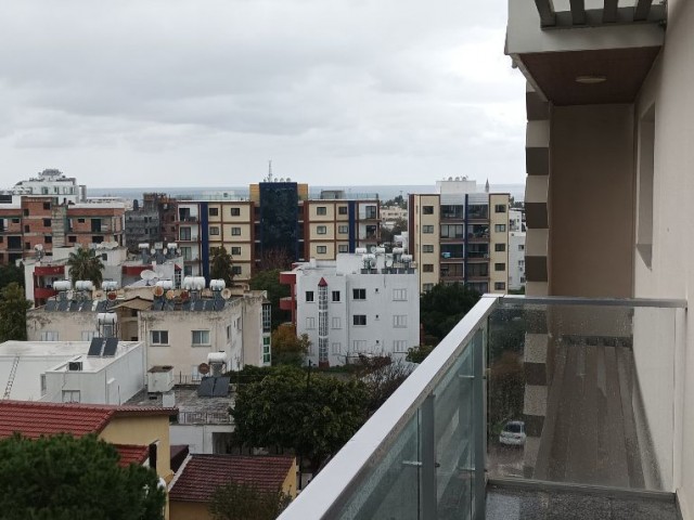 130 m2 große und geräumige Wohnung zum Verkauf in perfekter Lage in Kyrenia, der schönsten Stadt Zyperns, mit Meer- und Bergblick, Gewerbeerlaubnis, Aufzug und geschlossenem Parkplatz.