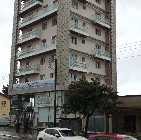 130 M2 SPACIOUS AND SPACIOUS FLAT FOR SALE IN A PERFECT LOCATION IN KYRENIA, THE MOST BEAUTIFUL CITY OF CYPRUS, WITH SEA AND MOUNTAIN VIEWS, COMMERCIAL PERMIT, ELEVATOR AND CLOSED PARKING PARKING.