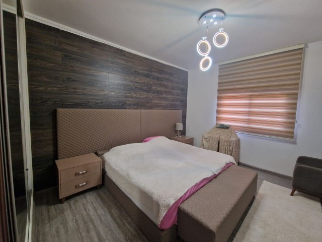 Yenikent bölgesinde 3+1 150M2 içinde hamamı ve giyinme odası bulunan modern dizayn edilmiş fırsat ikiz villa