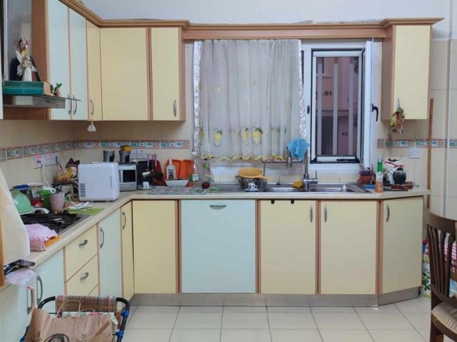 LARGE AND SPACIOUS (3+1) 130M2 TURKISH MADE, VERY AFFORDABLE PRICE FLAT FOR SALE, GROUND FLOOR WITH GARDEN, IN A PERFECT LOCATION IN KÜÇÜK KAYMAKLI.