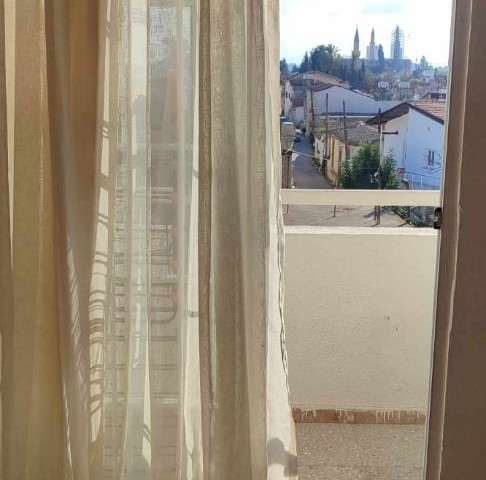 BARGAIN FLAT FOR SALE IN NICOSIA YENİCAMİ AREA (3+1) 130 M2 LARGE AND SPACIOUS TURKISH MADE WITH TERRACE USE ADVANTAGE.