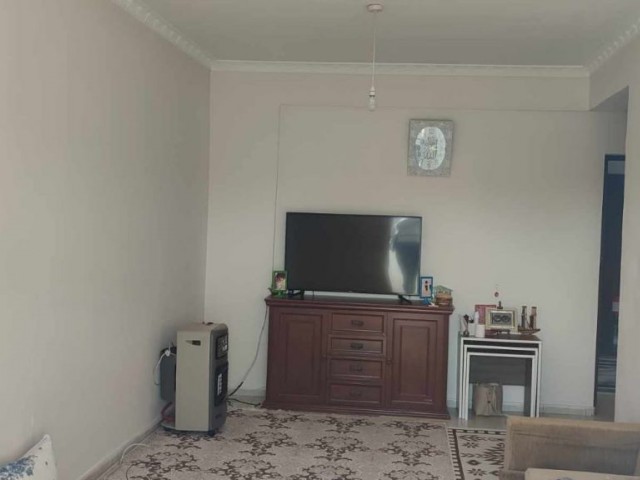 BARGAIN FLAT FOR SALE IN NICOSIA YENİCAMİ AREA (3+1) 130 M2 LARGE AND SPACIOUS TURKISH MADE WITH TERRACE USE ADVANTAGE.