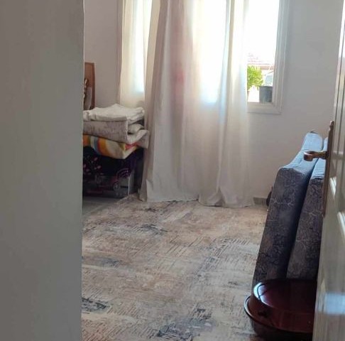 SCHNÄPPCHEN-WOHNUNG ZUM VERKAUF IN NICOSIA YENİCAMİ BEREICH (3+1), 130 M2 GROSS UND GERÄUMIG, TÜRKISCH, MIT VORTEIL DER TERRASSENNUTZUNG.