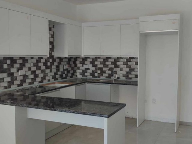 LEFKOŞANIN MERKEZİ YENİŞEHİRDE MÜKEMMEL LOKASYONDA YENİ BİTMİŞ EŞYASIZ KİRALIK ASANSÖRLÜ VE OTOPARKLI APARTMAN DAİRELERİ.