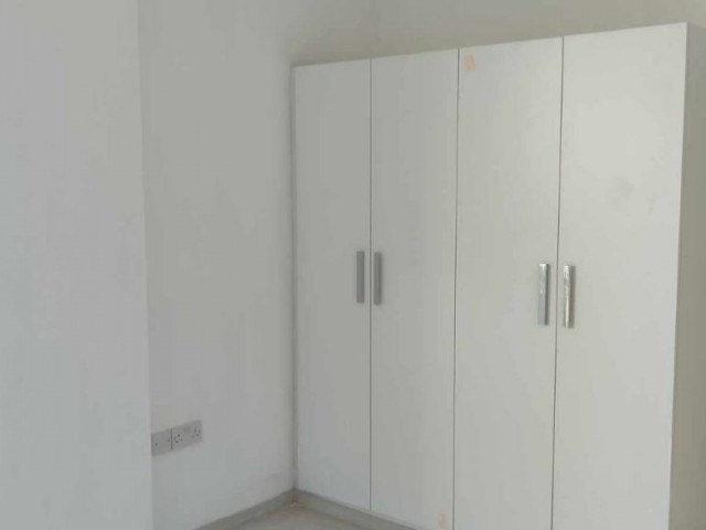 LEFKOŞANIN MERKEZİ YENİŞEHİRDE MÜKEMMEL LOKASYONDA YENİ BİTMİŞ EŞYASIZ KİRALIK ASANSÖRLÜ VE OTOPARKLI APARTMAN DAİRELERİ.