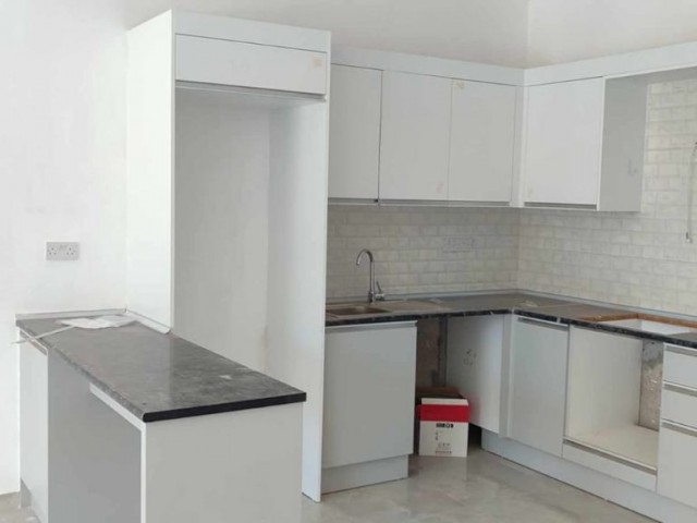 LEFKOŞANIN MERKEZİ YENİŞEHİRDE MÜKEMMEL LOKASYONDA YENİ BİTMİŞ EŞYASIZ KİRALIK ASANSÖRLÜ VE OTOPARKLI APARTMAN DAİRELERİ.