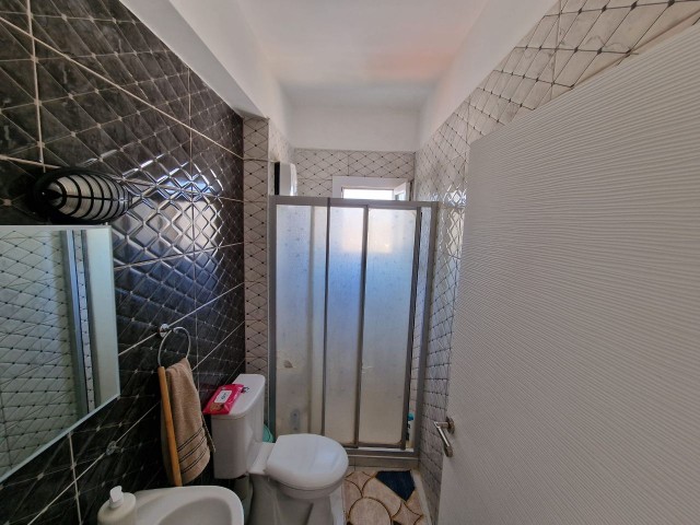 2+1 flat for sale in a decent location in Gönyeli