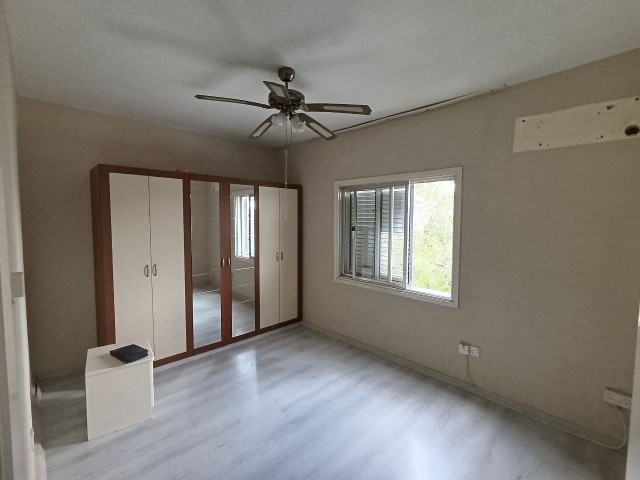 3+1 flat for sale in Kızılbaş area, next to Dr Fazıl Küçük park. Centrally located