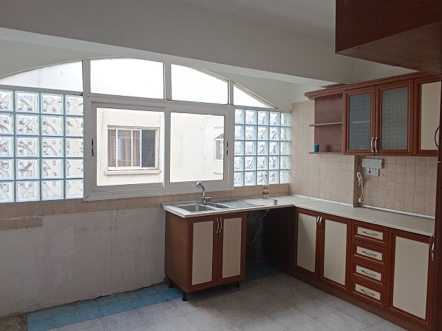 3+1 flat for sale in Kızılbaş area, next to Dr Fazıl Küçük park. Centrally located