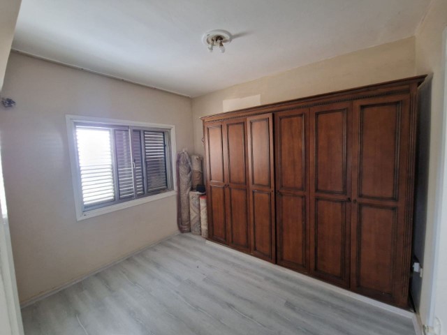 3+1 flat for sale in Kızılbaş area, next to Dr Fazıl Küçük park. Centrally located