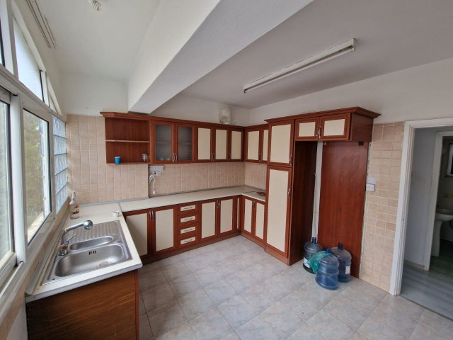 3+1 flat for sale in Kızılbaş area, next to Dr Fazıl Küçük park. Centrally located