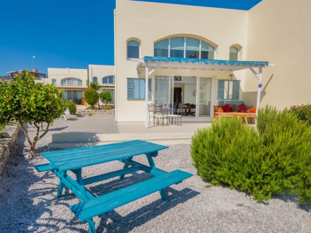 VILLA IN ERSTER LINIE AM STRAND IN BAHCELI-ZYPERN, 2 SCHLAFZIMMER, EINE MINUTE ZU FUSS ZUM STRAND