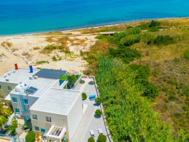 VILLA IN ERSTER LINIE AM STRAND IN BAHCELI-ZYPERN, 2 SCHLAFZIMMER, EINE MINUTE ZU FUSS ZUM STRAND