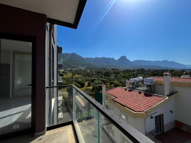 BRANDNEUE LUXUS-2+1-WOHNUNG MIT MEER- UND BERGBLICK IM STADTZENTRUM VON KYRENIA