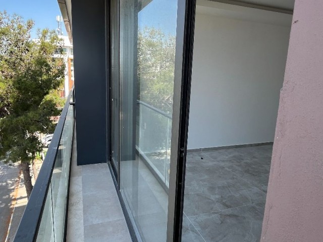 BRANDNEUE LUXUS-2+1-WOHNUNG MIT MEER- UND BERGBLICK IM STADTZENTRUM VON KYRENIA