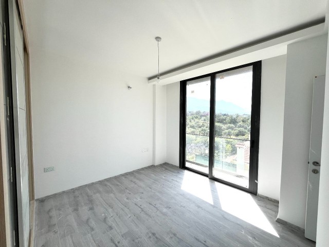 BRANDNEUE LUXUS-2+1-WOHNUNG MIT MEER- UND BERGBLICK IM STADTZENTRUM VON KYRENIA