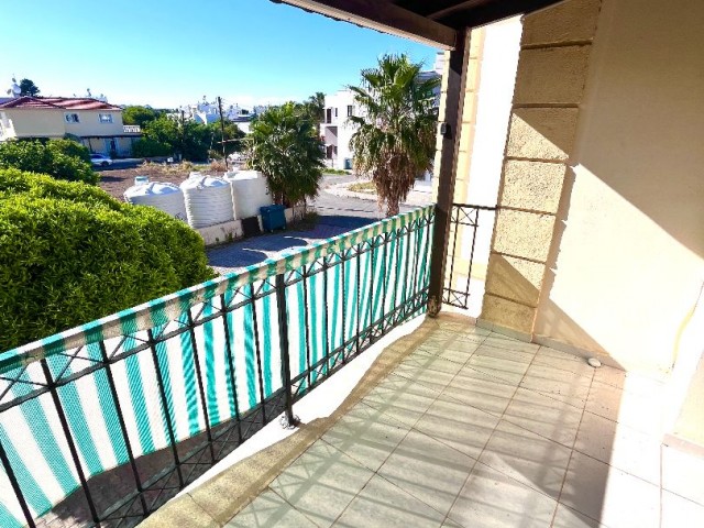 GIRNE, KARAOĞLANOĞLU – GROSSE 1+1 PENTHOUSE-WOHNUNG NUR 200 M VOM MEER ENTFERNT