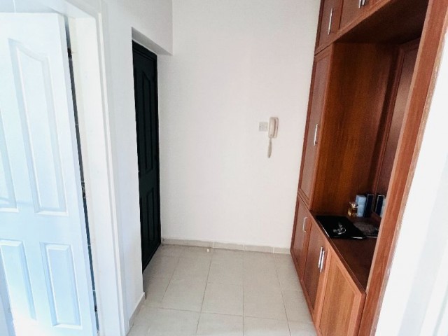 GIRNE, KARAOĞLANOĞLU – GROSSE 1+1 PENTHOUSE-WOHNUNG NUR 200 M VOM MEER ENTFERNT