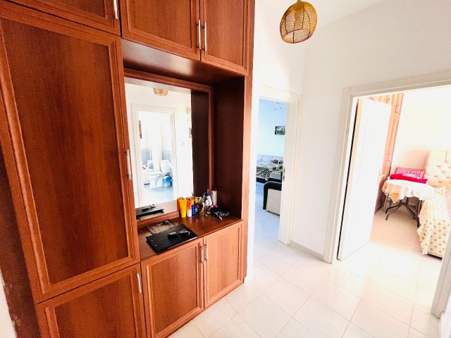 GIRNE, KARAOĞLANOĞLU – GROSSE 1+1 PENTHOUSE-WOHNUNG NUR 200 M VOM MEER ENTFERNT