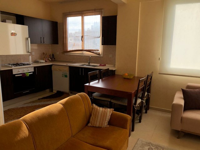 3 + 1 Wohnung mit 135 m2 türkischen Koban auf 2 Etagen von 6 Jahren in einer herrlichen Lage auf der gegenüberliegenden Straße von Chicken Planet in Nikosia yenisehir 