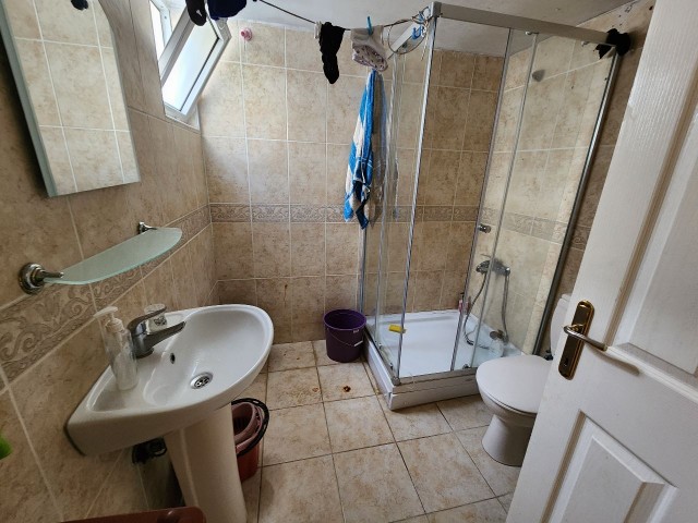 NICOSIA KUCUK KAYMAKLIDA 156 M2 3+1 WOHNUNG MIT GROSSEM WOHNZIMMER UND GROSSEM BALKON