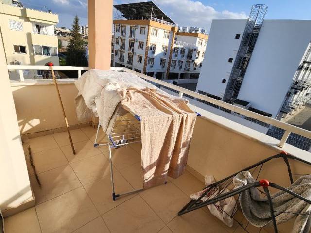 NICOSIA KUCUK KAYMAKLIDA 156 M2 3+1 WOHNUNG MIT GROSSEM WOHNZIMMER UND GROSSEM BALKON