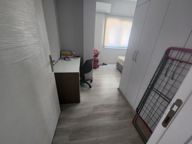 Kizilbasta muhteşem lokasyonda kiralık  90 m2 2+1 full eşyalı 5 yıllık 3.katta ara kat Daire 