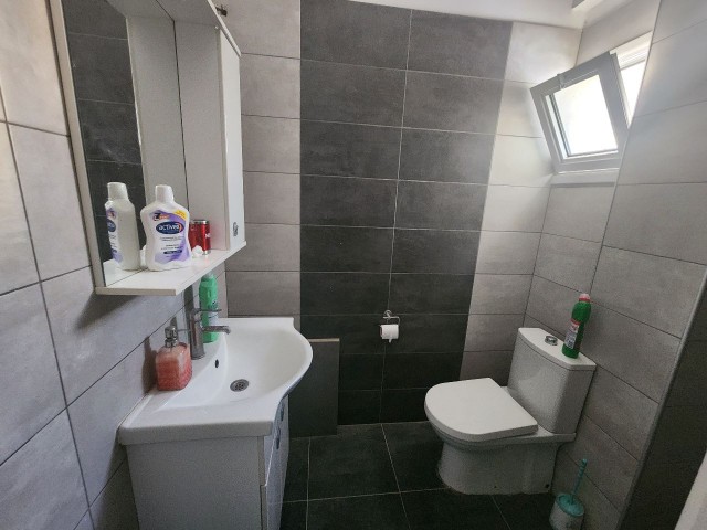 Kizilbasta muhteşem lokasyonda kiralık  90 m2 2+1 full eşyalı 5 yıllık 3.katta ara kat Daire 