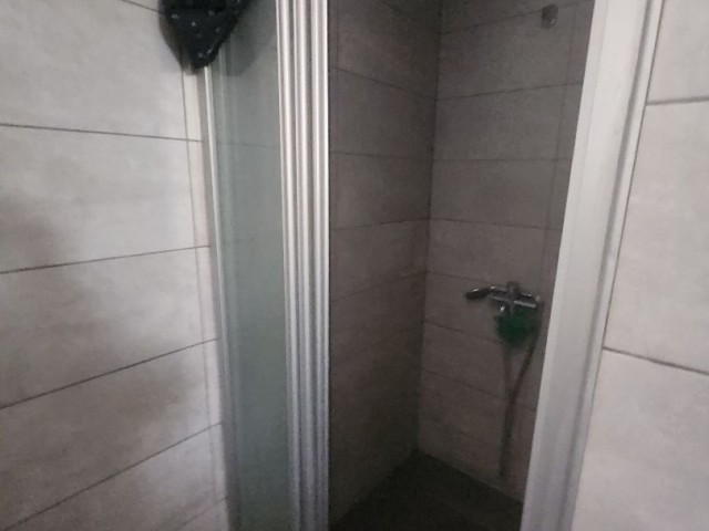 Kizilbasta muhteşem lokasyonda kiralık  90 m2 2+1 full eşyalı 5 yıllık 3.katta ara kat Daire 