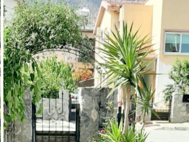 Unsere freistehende 200 m2 große Villa mit türkischem Ehemann bietet Ihnen einen wunderschönen Wohnraum mit bewaldetem Garten in herrlicher Lage am Bosporus in Kyrenia.