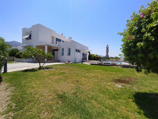 Jahresmiete villa in Kyrenia Chatalköy 200MT vom Meer 4 + 1 Villa mit Pool (wird der Familie zur Verfügung gestellt) ** 