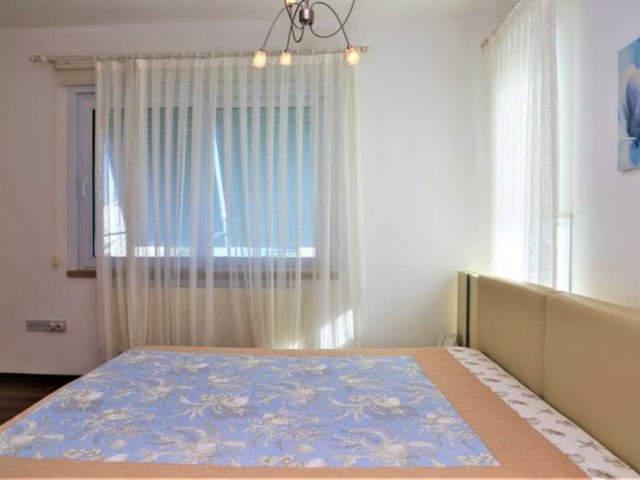 Girne Çatalköy de yıllık kiralık villa denize 200mt mesafede 4+1 havuzlu villa ( Aileye verilecektir)