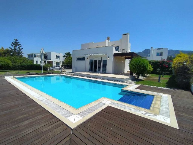 Jahresmiete villa in Kyrenia Chatalköy 200MT vom Meer 4 + 1 Villa mit Pool (wird der Familie zur Verfügung gestellt) ** 