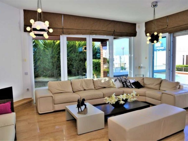 Annual rental villa in Kyrenia Çatalköy 4 + 1 pool villa 200mt from the sea (Will be given to the family) ** 