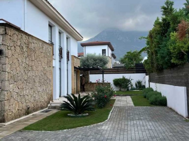 4+1 villa with pool for sale in Girne Bellapais