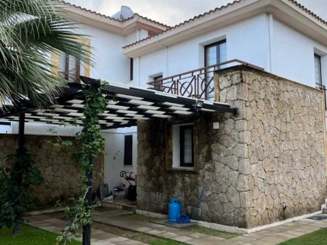 4+1 villa with pool for sale in Girne Bellapais