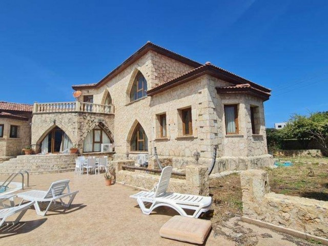 Karşıyaka ilçesinde klasik şıklıkta, Provençal konforunda satılık taş villa. 