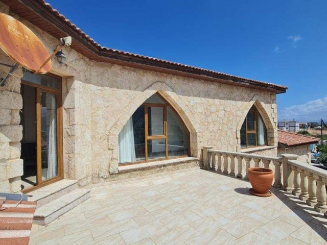 Karşıyaka ilçesinde klasik şıklıkta, Provençal konforunda satılık taş villa. 