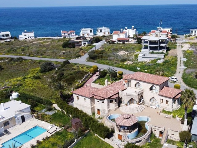 Karşıyaka ilçesinde klasik şıklıkta, Provençal konforunda satılık taş villa. 